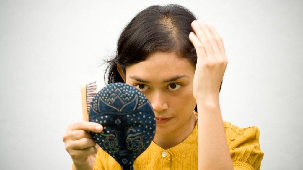 Penuaan pada rambut dapat dikenali melalui pertumbuhan rambut yang lebih lambat dari sebelumnya (kompas.com)