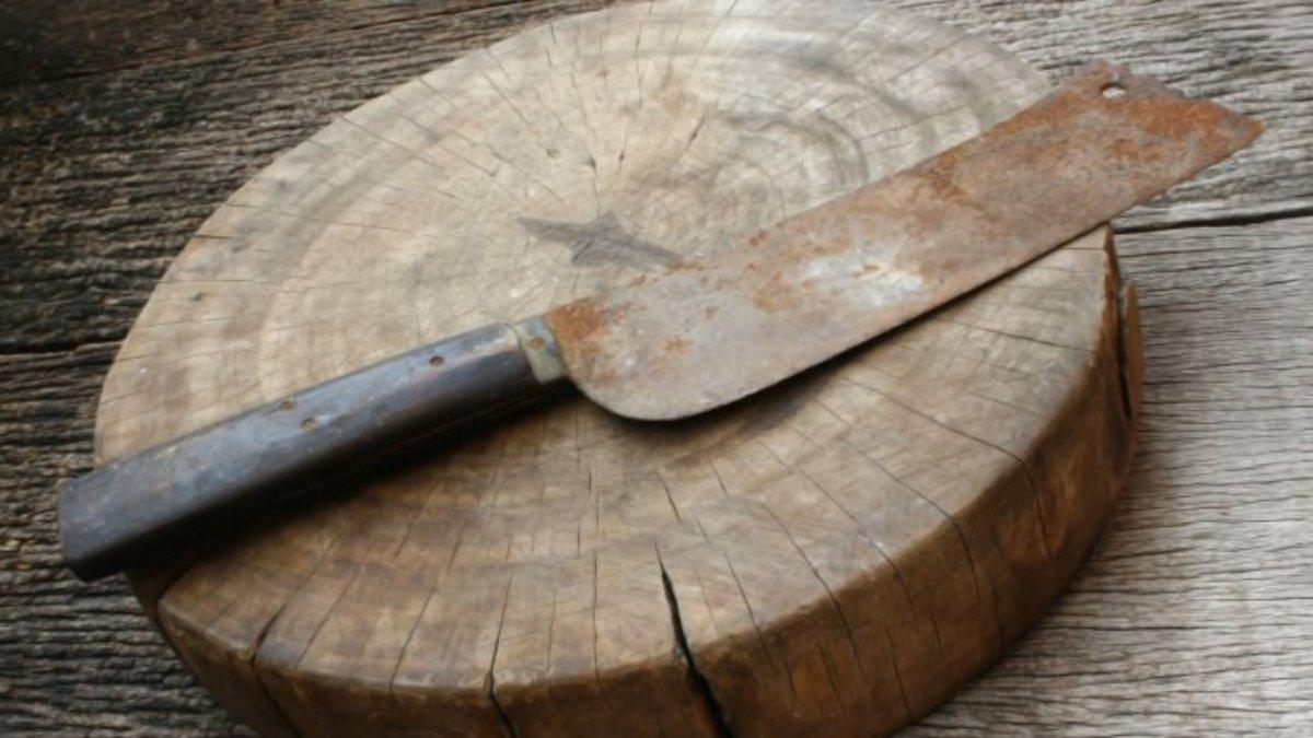 Ilustrasi pisau karatan yang bisa disebabkan oleh berbagai hal.
