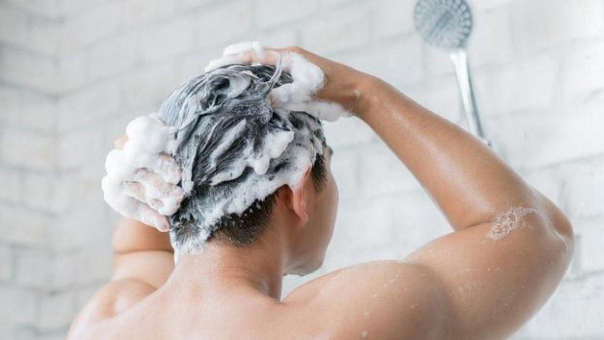 Ilustrasi pria mencuci rambut atau keramas setelah menggunakan pomade.