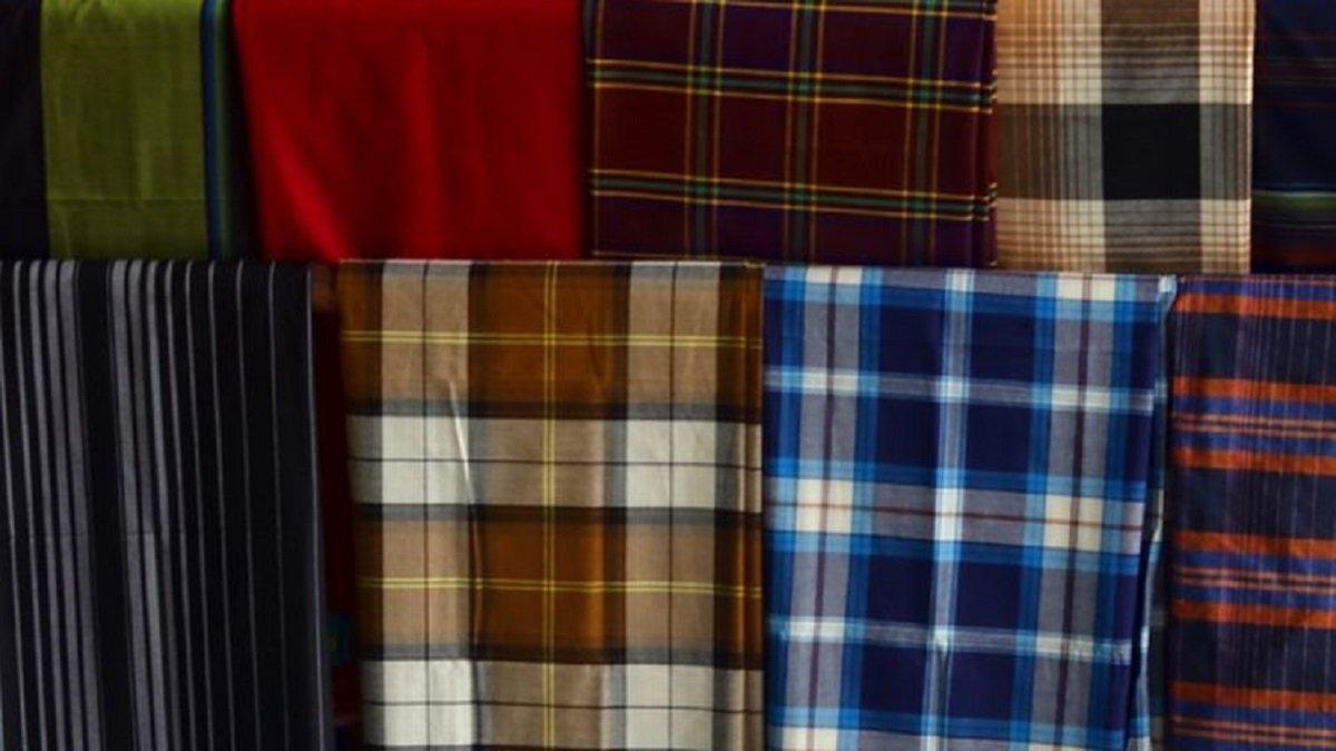 Ilustrasi sarung dengan beragam merek, warna, dan motif yang menarik.