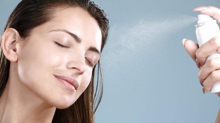 Ilustrasi setting spray berperan memperbaiki makeup