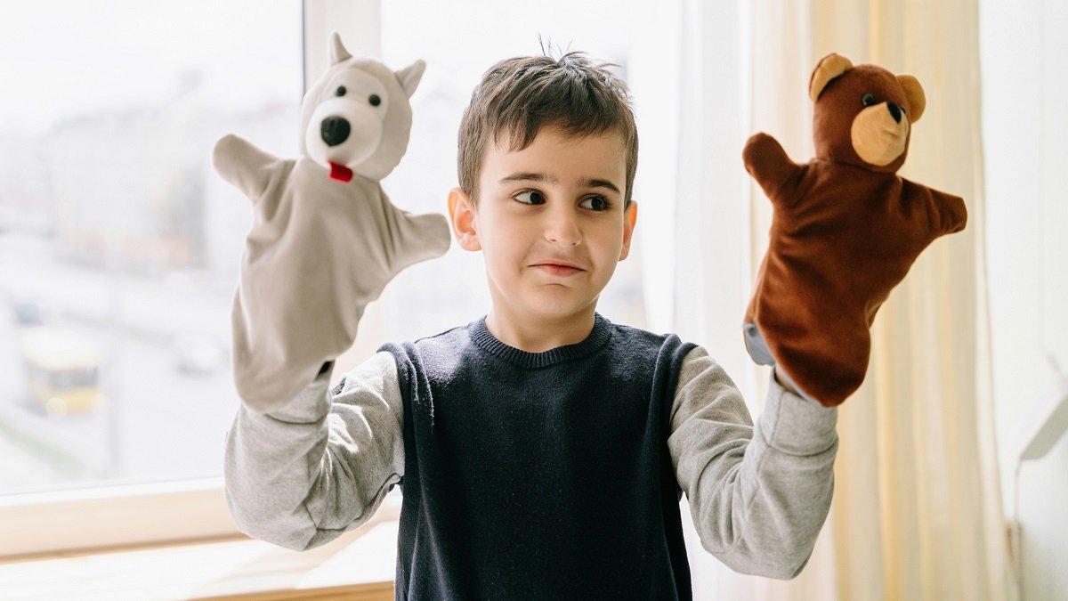 Ilustrasi si kecil bermain boneka tangan yang dapat membantu stimulasi anak speech delay.