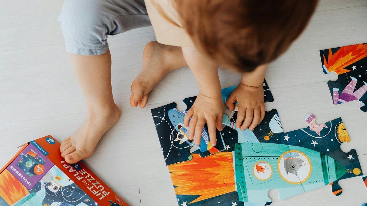 Ilustrasi si kecil bermain puzzle yang dapat membantu stimulasi anak speech delay.