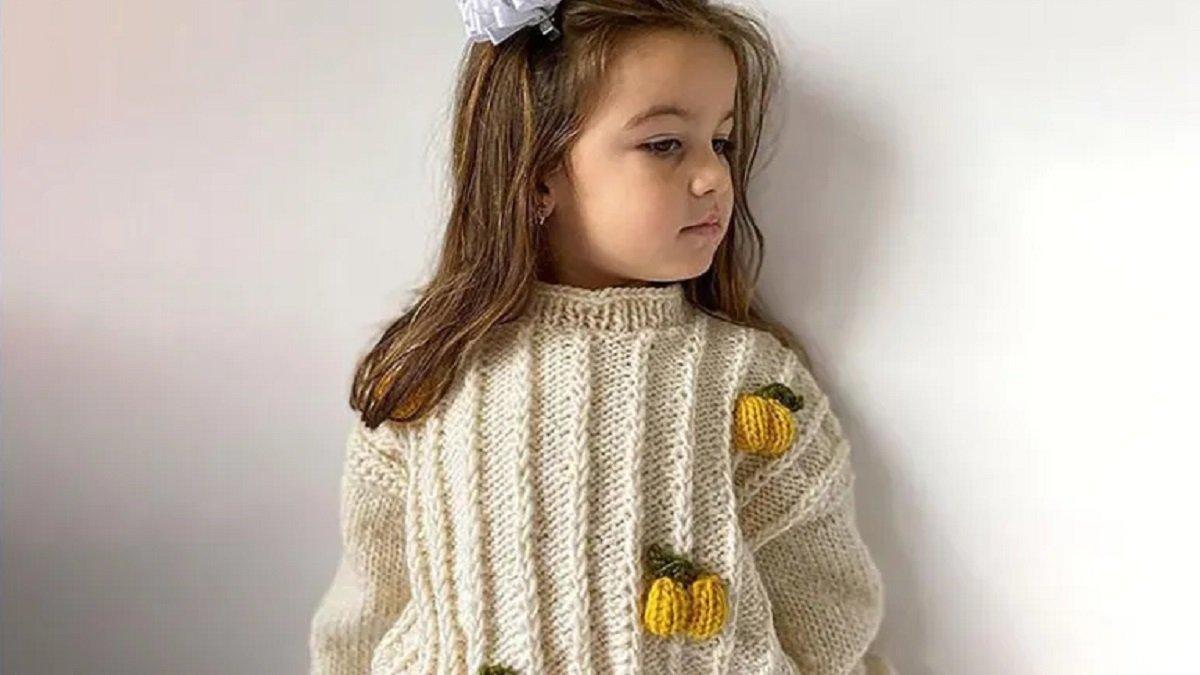Ilustrasi si kecil menggunakan sweater dan celana karet tahan air saat hujan.