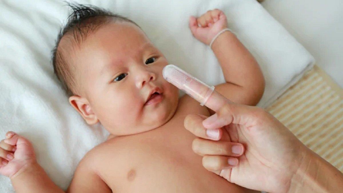 Ilustrasi sikat gigi dengan ukuran kepala yang sesuai untuk si kecil.