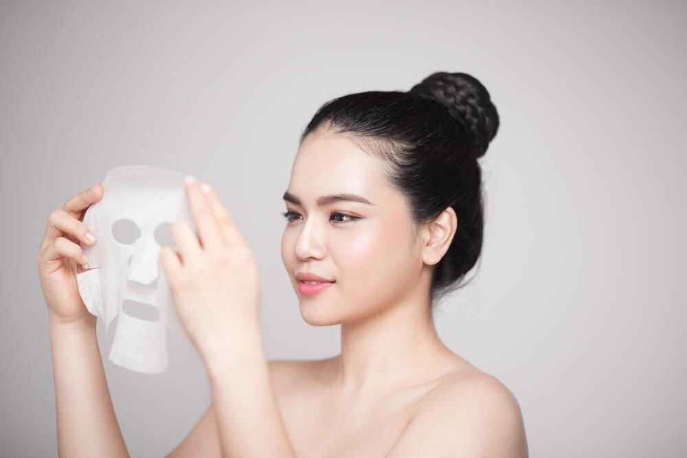 Ilustrasi sisa sheet mask yang bisa diaplikasikan ke area tubuh lain.