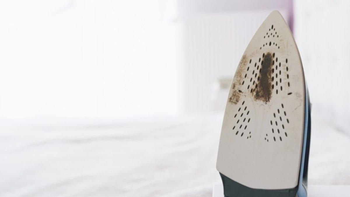 Ilustrasi tapak setrika yang gosong dan bisa merusak bahan.