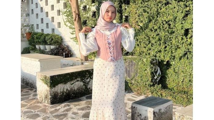 Ilustrasi tren fashion coquette dengan padu padan blouse dan bustier top.