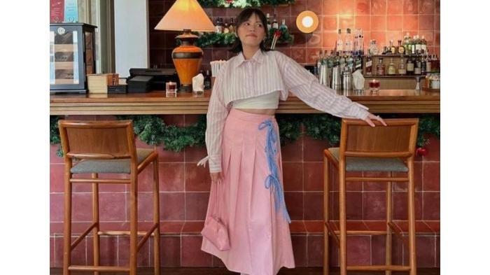 Ilustrasi tren fashion coquette dengan padu padan crop top.