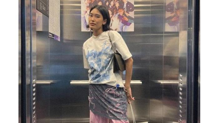 Ilustrasi tren fashion coquette dengan padu padan kaos oversized.