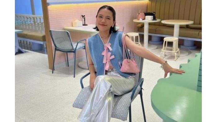 Ilustrasi tren fashion coquette dengan padu padan vest biru.