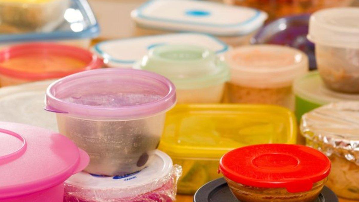 Ilustrasi wadah plastik yang terkadang berbau tidak sedap, kamu bisa mengatasinya pakai bahan alami.