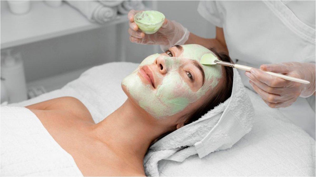 Ilustrasi wanita melakukan facial wajah