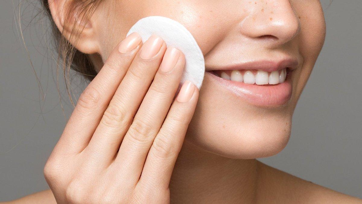 Ilustrasi wanita melakukan skin prep sebelum menggunakan makeup