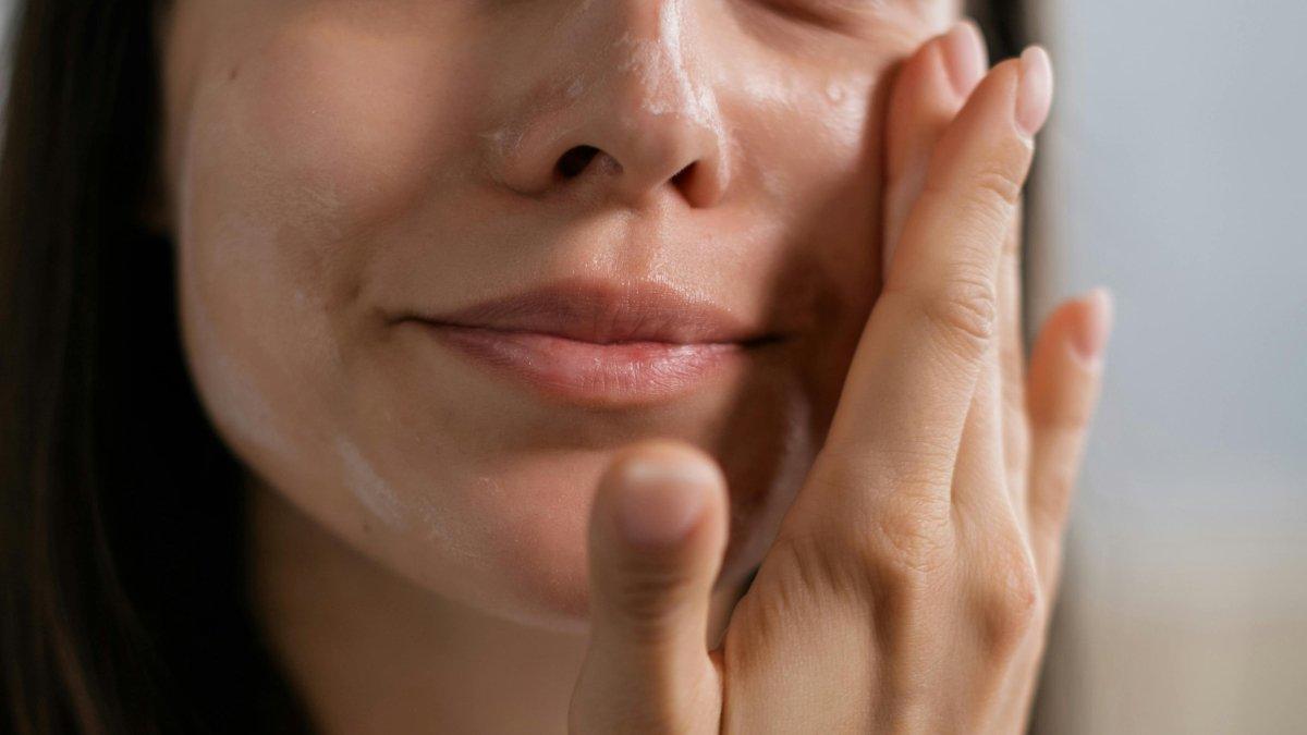 Ilustrasi wanita memijat wajah dengan lembut saat mengaplikasikan cleansing oil.
