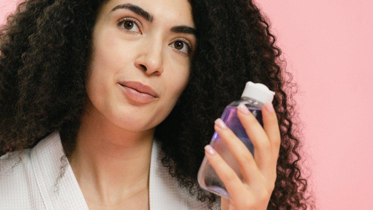 Ilustrasi wanita memilih makeup remover yang tepat sesuai dengan kebutuhan.