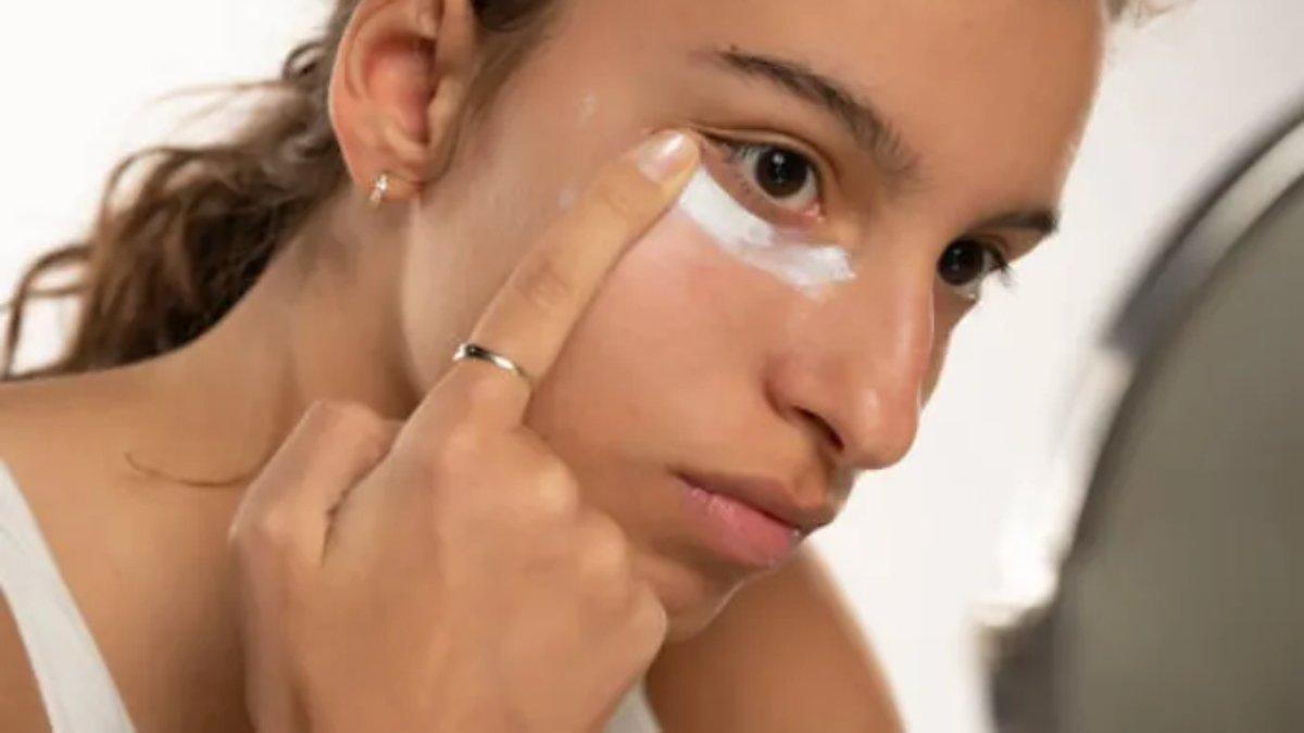 Ilustrasi wanita menggunakan eye cream.