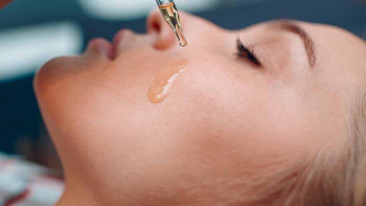 Ilustrasi wanita menggunakan face oil