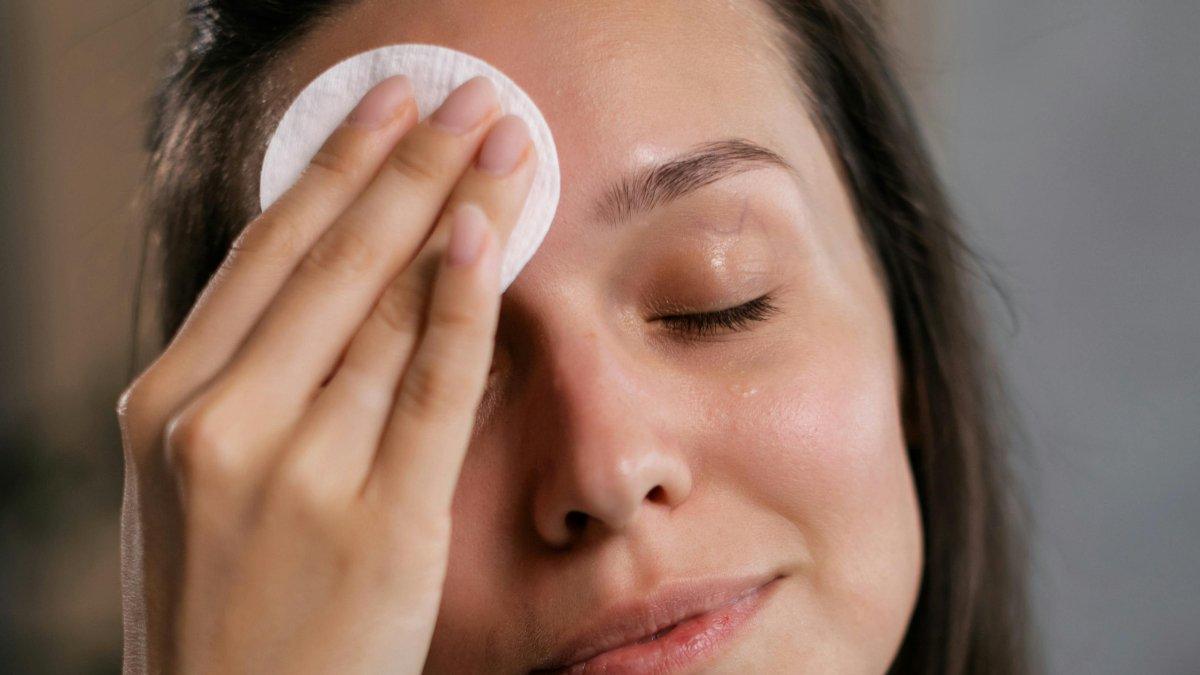Ilustrasi wanita menggunakan hydrating toner untuk memberikan kelembapan pada wajah.