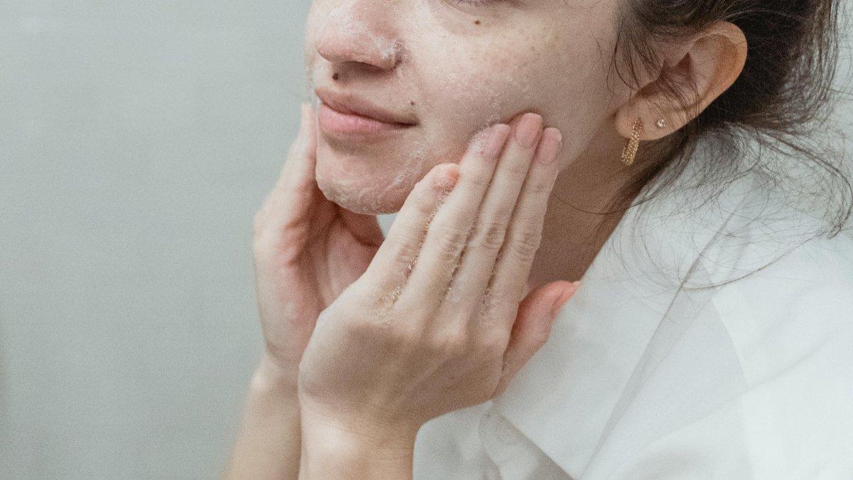 Ilustrasi wanita menggunakan hydrating toner untuk menyegarkan wajah.