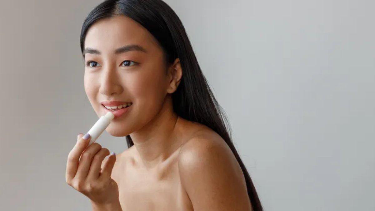 Ilustrasi wanita menggunakan lip balm sebelum pengaplikasian lip oil.