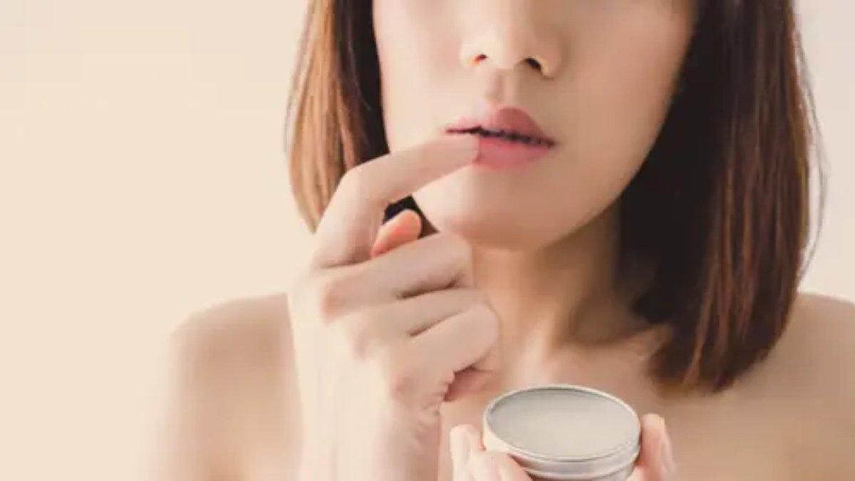 Ilustrasi wanita menggunakan lip balm