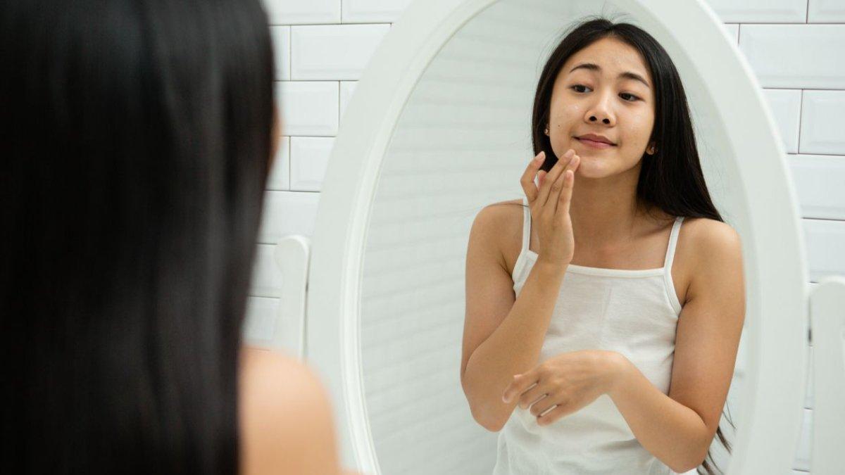 Ilustrasi wanita menggunakan sleeping mask.