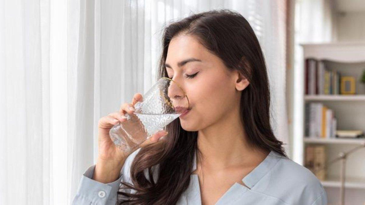 Ilustrasi minum air putih untuk melancarkan ASI