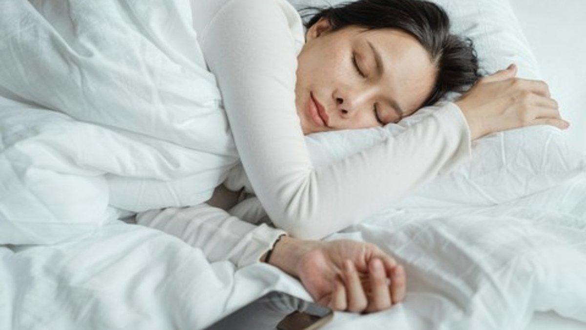Tidur berkualitas dapat mempengaruhi kecantikan kulit.