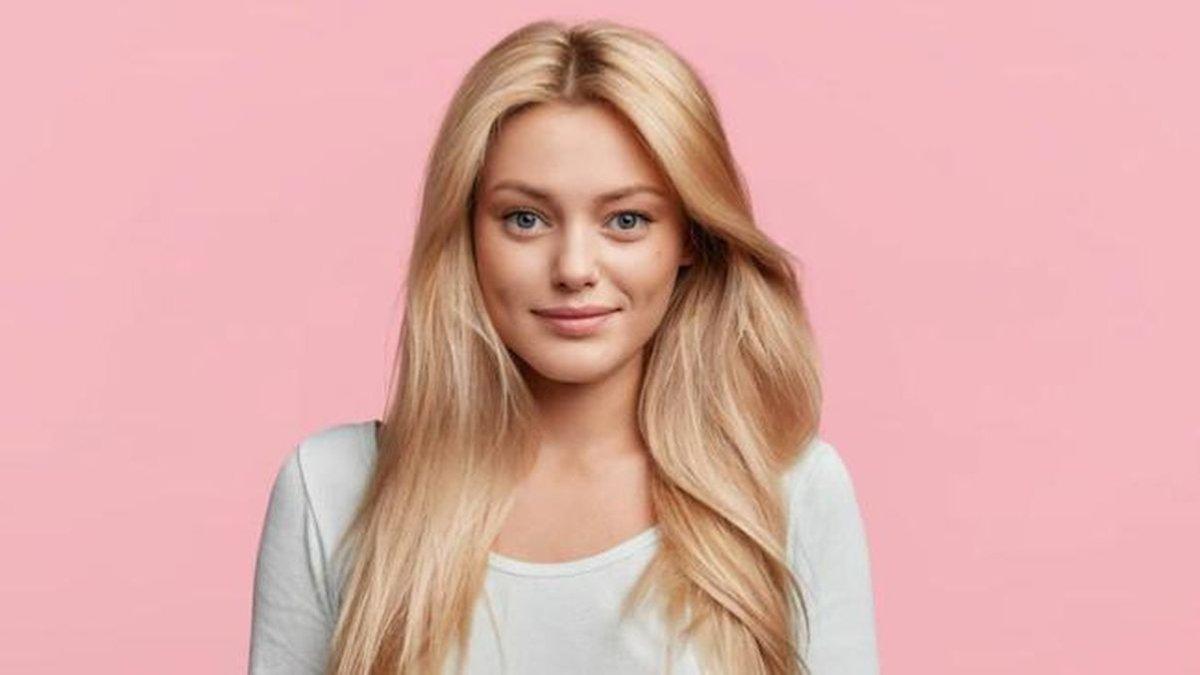 Ilustrasi warna rambut honey blonde.