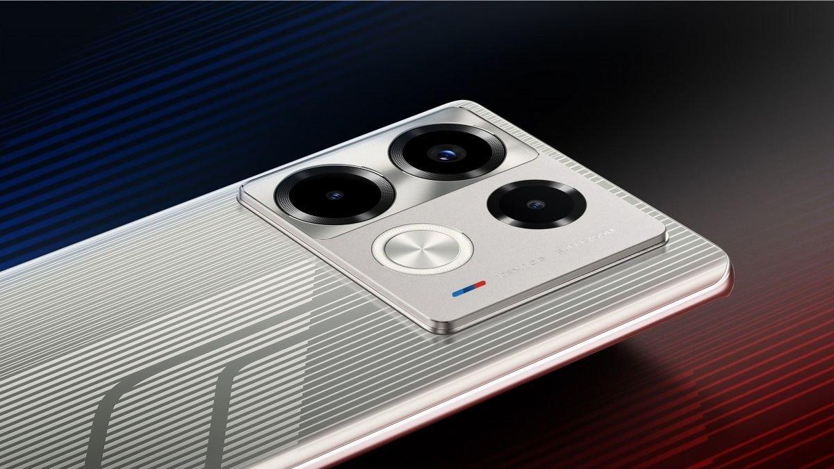 Desain bodi belakang Infinix NOTE 40 Series Racing Edition, Wings of Speed yang disebut menggambarkan kecepatan