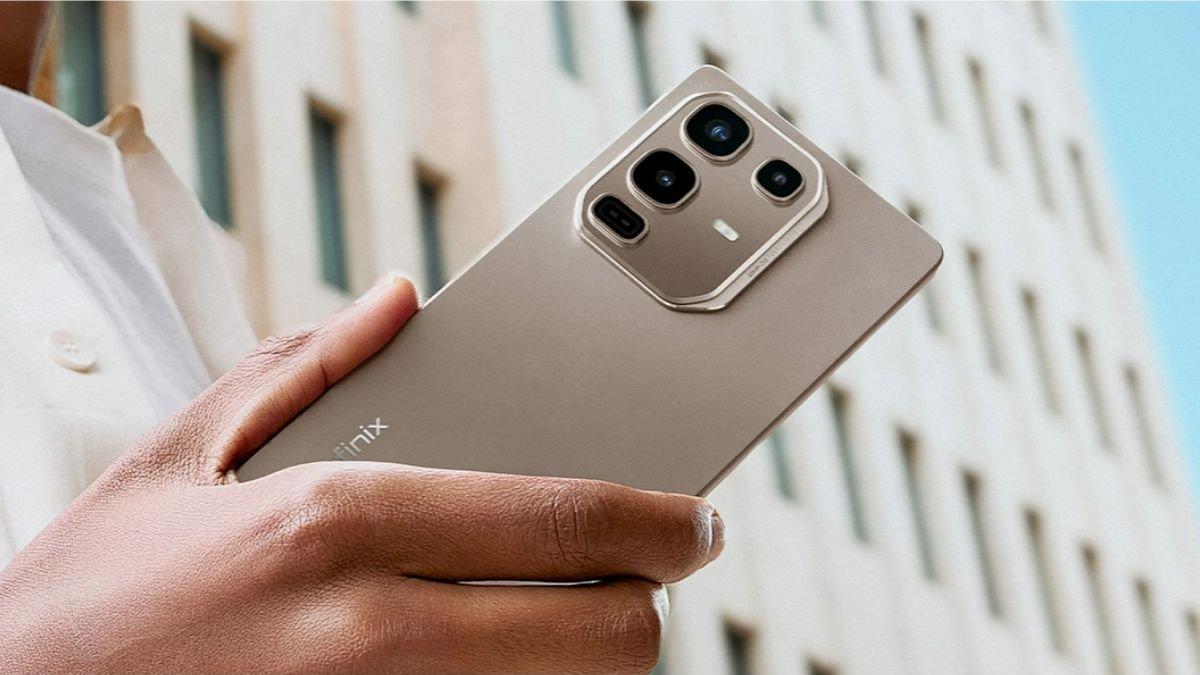 Ilustrasi Infinix NOTE 50 Pro yang digenggam pengguna