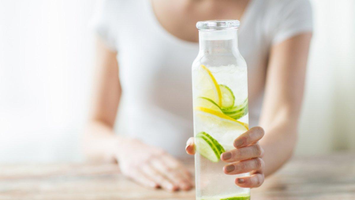 Infused water dapat membantu memenuhi kebutuhan cairan tubuh saat puasa