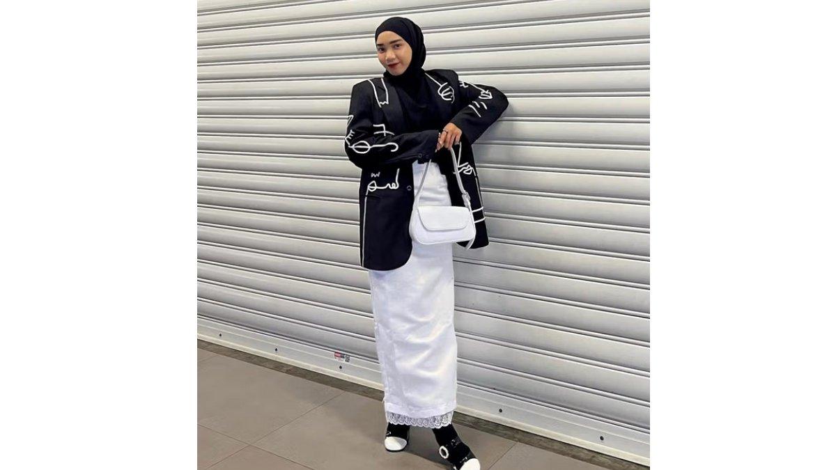 Inspirasi Outfit Bukber Tema Monokrom ala Rini Setiya, Inner, Pattern Blazer, dengan Maxi Skirt