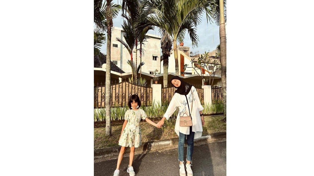 Inpirasi Styling Kemeja dengan Padukan Kemeja Tunik dengan Skinny Jeans.