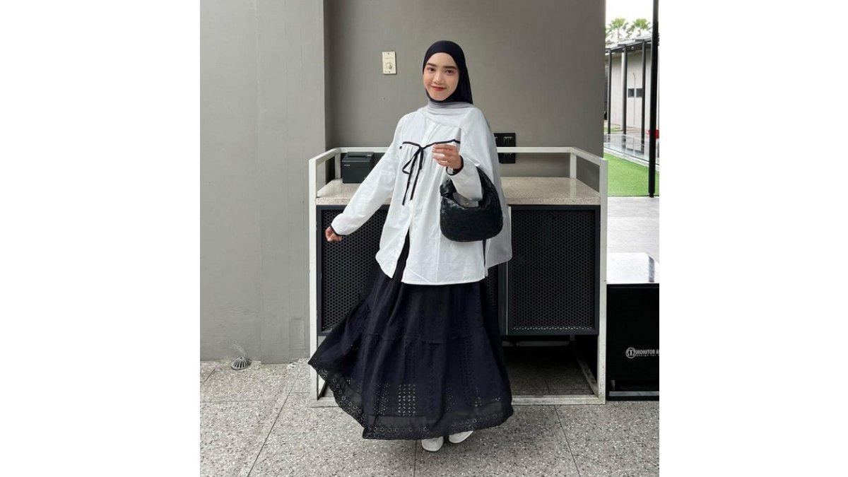 Inspirasi Outfit Bukber Tema Monokrom ala Rini Setiya, Ruffle Denim dengan Atasan Knitwear