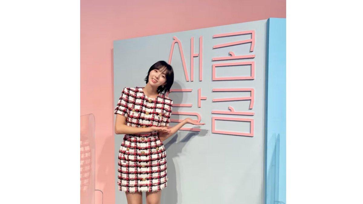 Inspirasi Padu Padan Outfit Natal ala Chae Soo Bin.