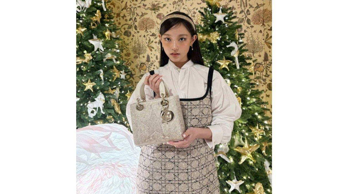 Inspirasi Padu Padan Outfit Natal ala Haerin NewJeans.