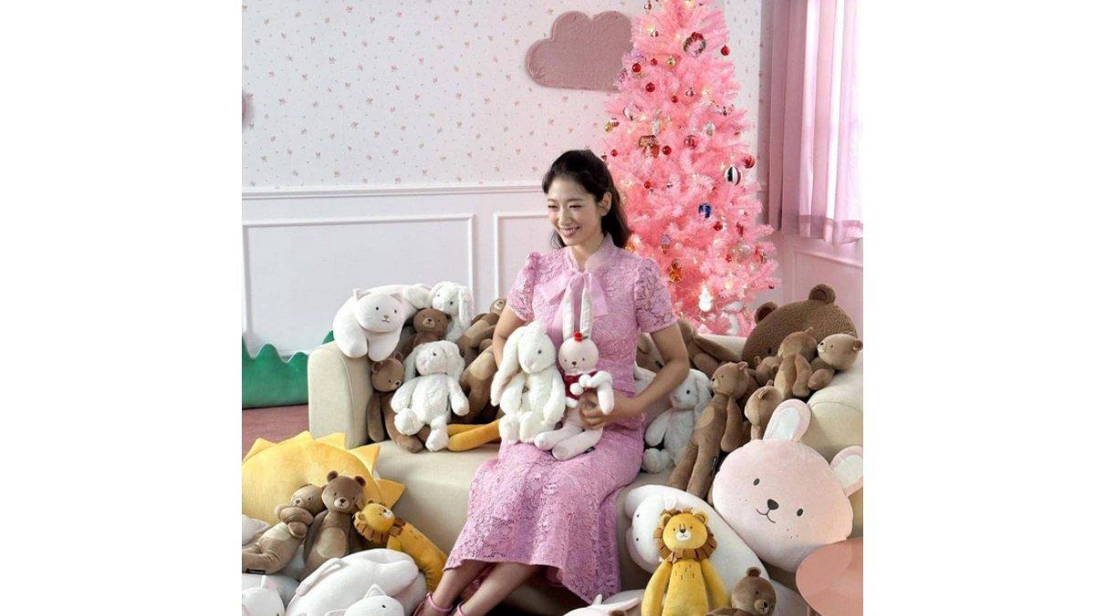 Inspirasi Padu Padan Outfit Natal ala Park Shin Hye.