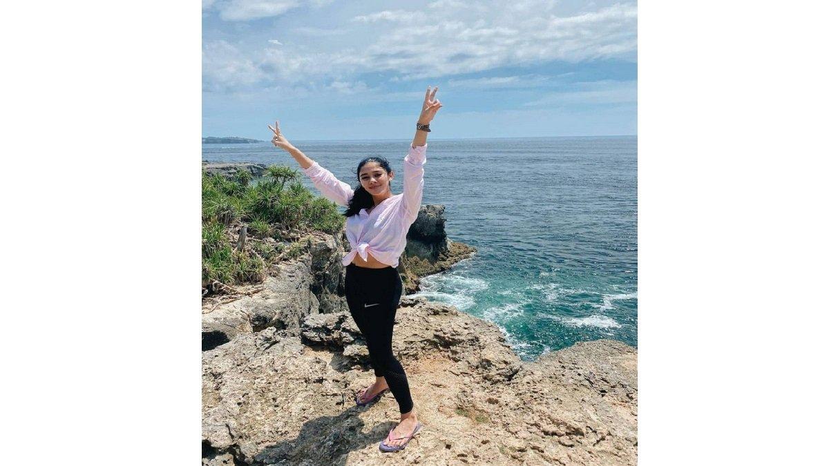 Inspirasi Styling Kemeja dengan Mengikat Bagian Bawah Kemeja.