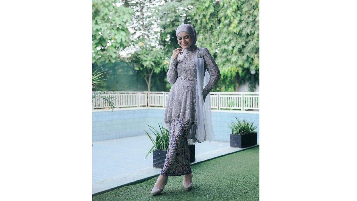 Ilustrasi Penampilan Irish Bella menggunakan Kebaya Dusty Purple dengan Hijab Light Purple.