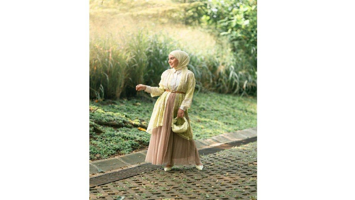 Ilustrasi Penampilan Irish Bella menggunakan Shirt Putih, Tutu Skirt Brown, Lace Outer Kuning, dan Hijab Light Yellow.
