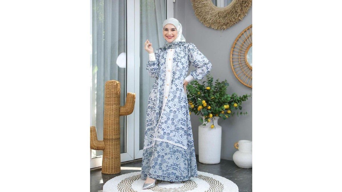 Ilustrasi Penampilan Irish Bella menggunakan Long Dress Two Tone Patern dan Hijab Scraft.