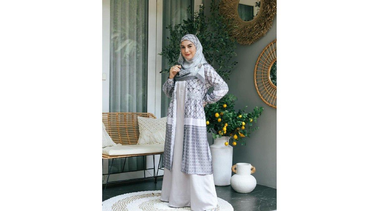 Ilustrasi Penampilan Irish Bella menggunakan One Set Inner Dress dan Outer debfab Hijab Scraft.