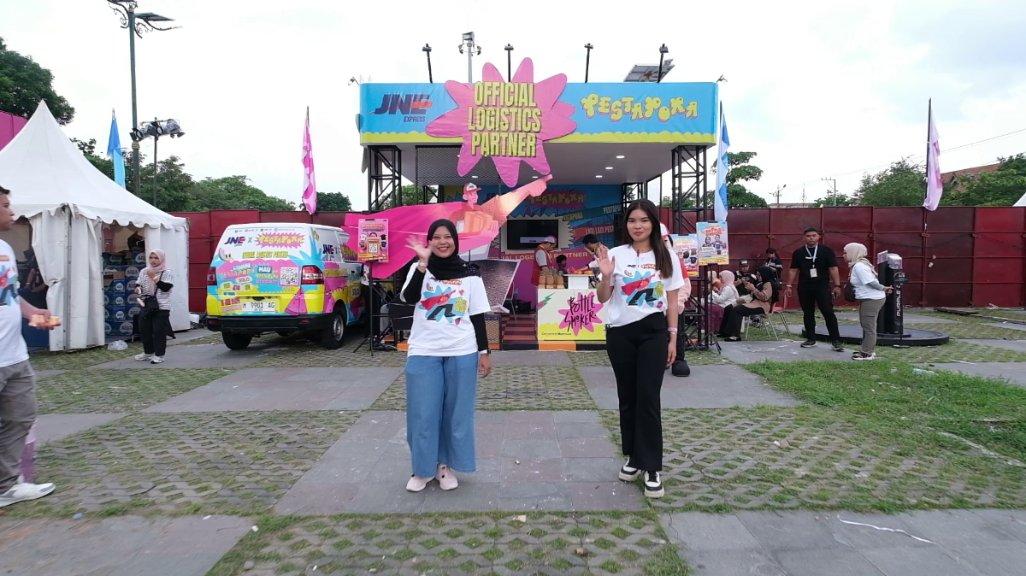Kemeriahan Latihan Pestapora Solo yang digelar di Pamedan Mangkunegaran pada Minggu (15/6/2025) sukses menyedot perhatian para pecinta musik. Dalam atmosfer penuh euforia itu, JNE hadir sebagai official logistic partner.