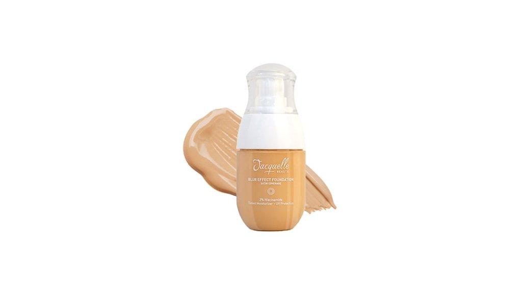 Produk Jacquelle Blur Effect Foundation yang bisa melengkapi produk make up lokal asli Indonesia kamu, loh.