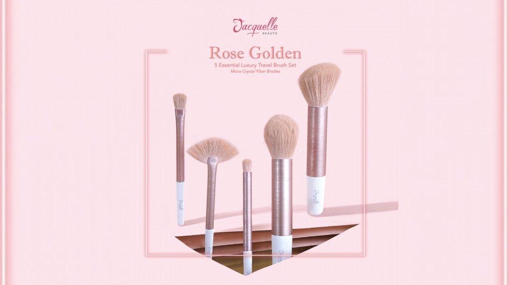 Dikemas dalam balutan warna rose gold yang elegan dan mewah, brush set ini bukan hanya cantik dipandang, tapi juga fungsional dan lengkap.