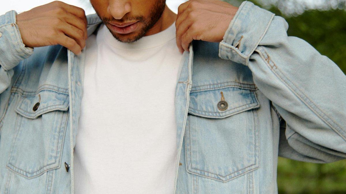 Memilih jaket denim yang fit dengan badanmu dan tentunya memiliki kondisi yang baik.