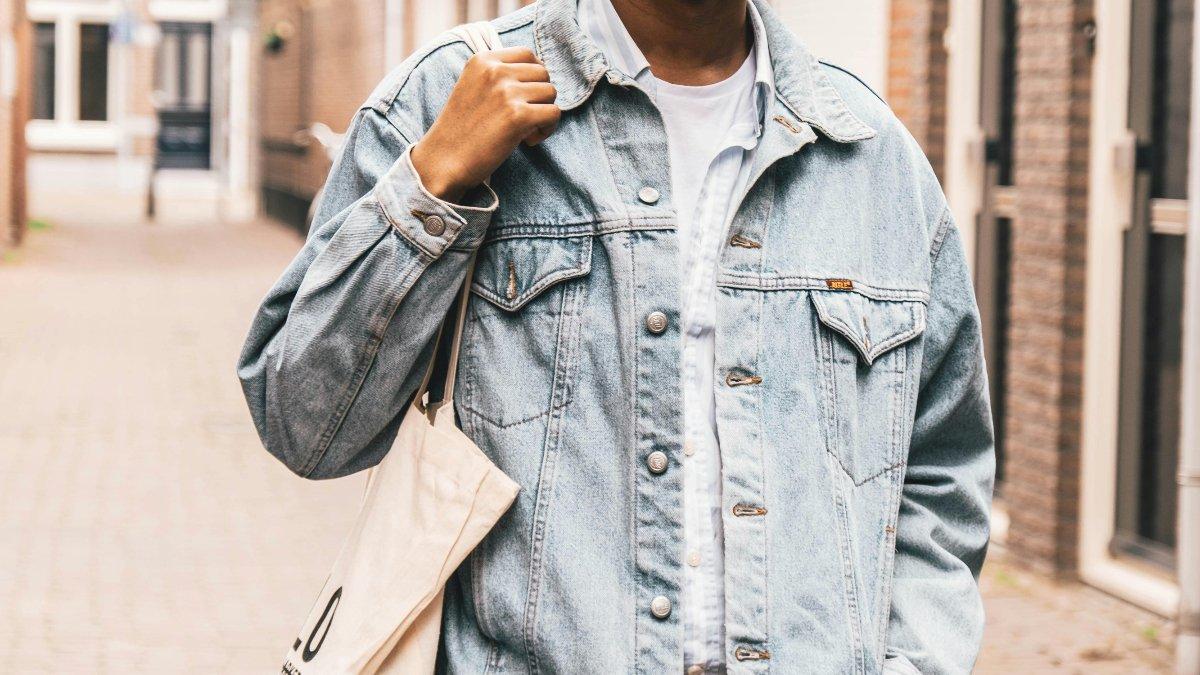 Memadukan jaket denim dengan sepatu loafer atau derby untuk kesan yang profesional.
