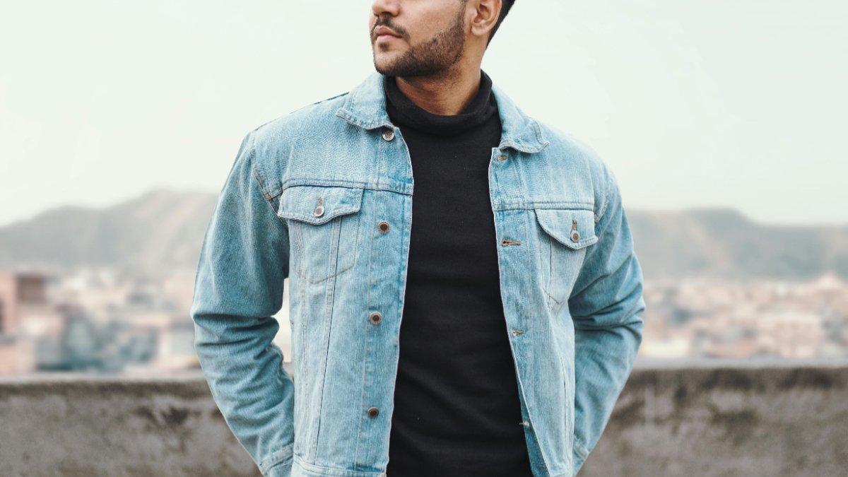 Memadukan jaket denim dengan kemeja berkerah untuk tampilan yang lebih elegan.